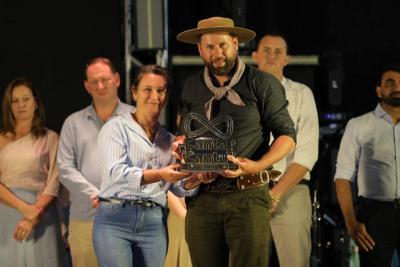 Segunda noite da grande final do IV Canta Cantu encerra o festival com emoção, solidariedade e olhar para o futuro em Laranjeiras do Sul